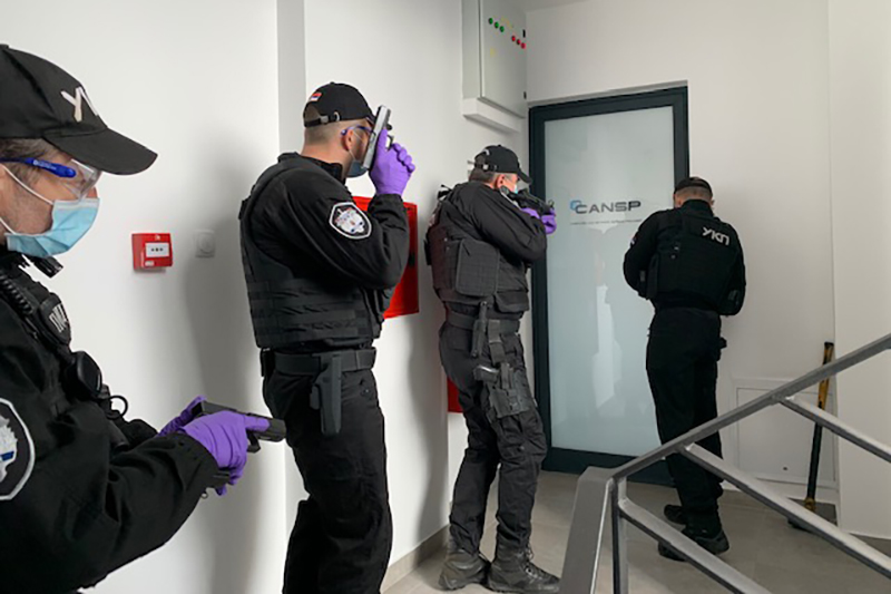 Правоохоронні та судові органи обшукують кол-центр у Белграді, Сербія, у квітні 2020 року. 
